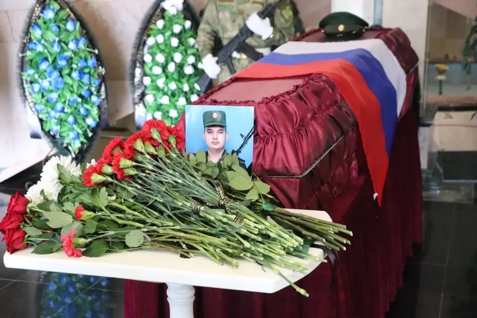 Гроб с телом 22-летнего Руслана Даутова из Уфы, погибшего на войне в Украине в 2023 году. Фото: «Комсомольская правда»