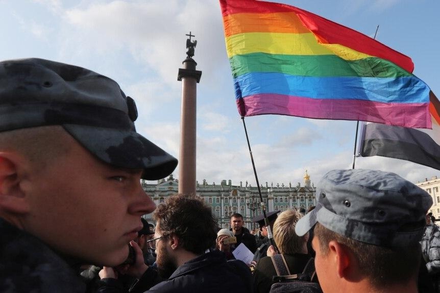 Сотрудники правоохранительных органов блокируют участников митинга ЛГБТ-сообщества в центре Санкт-Петербурга, Россия, 3 августа 2019 года. Фото: Reuters