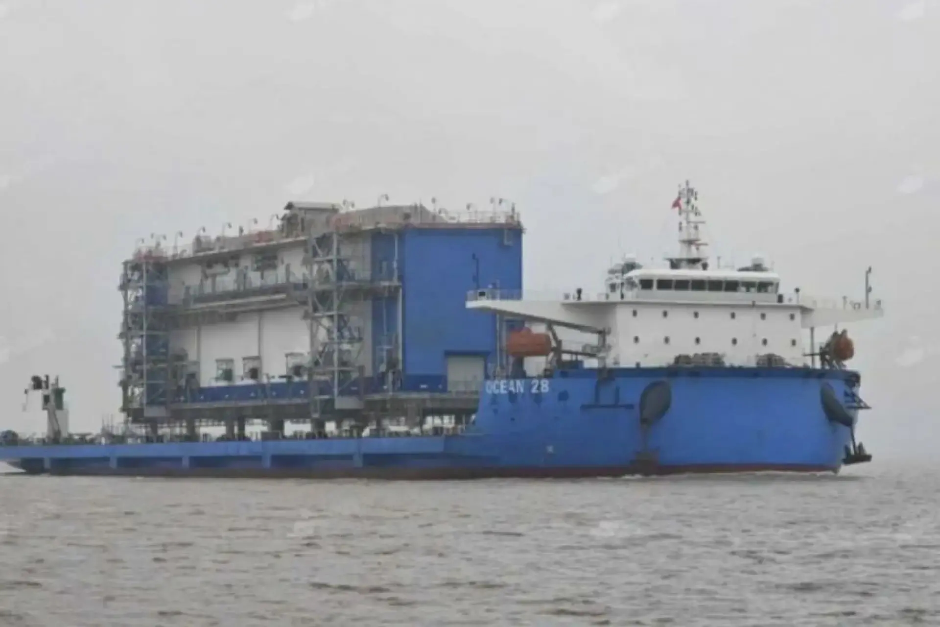 Фото: Ya Qing Hai Yang (ранее был известен как Ocean 28) перевозит груз для «Арктик СПГ 2», сентябрь 2024 / HNN