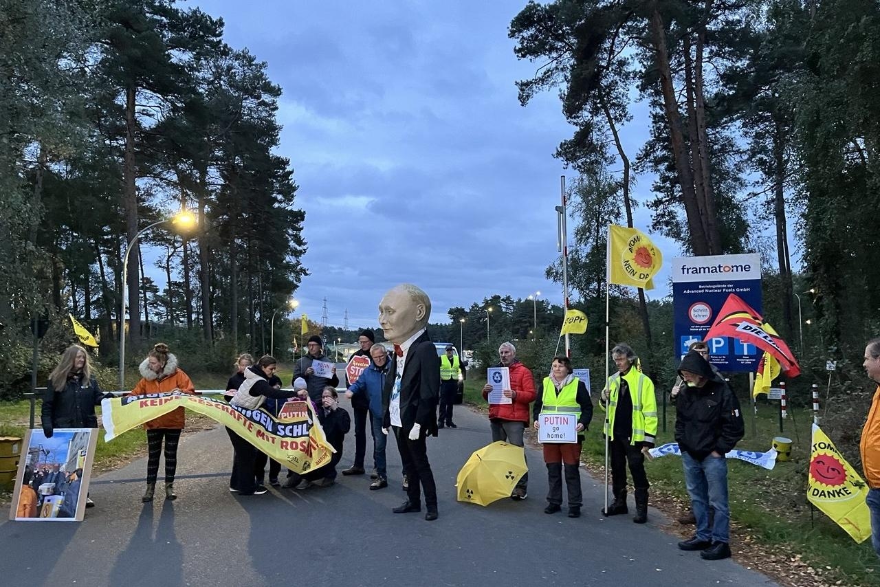 Акция протеста у завода по производству ядерного топлива в Лингене. Фото: «Экозащита!» / The Insider