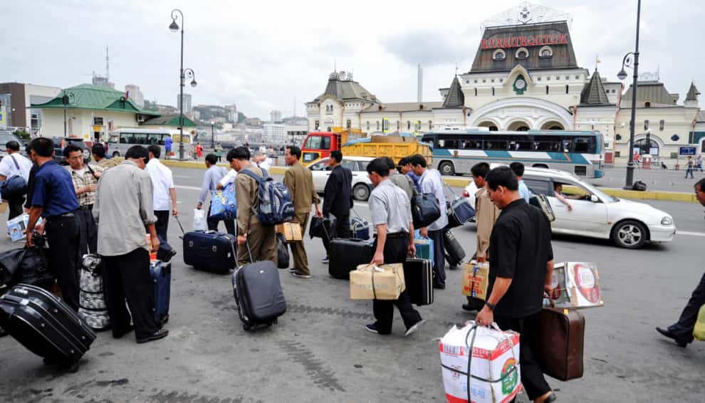 Россия заявила, что начала высылку северокорейских рабочих