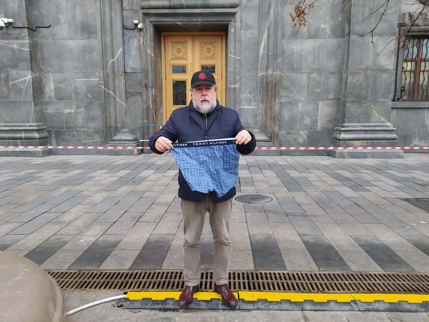 Режиссера Виталия Манского задержали у здания ФСБ за акцию в поддержку Навального — видео