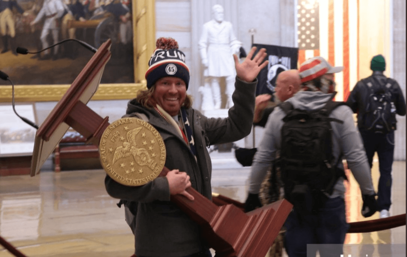 Сторонники Трампа прорвались в здание Капитолия. В Вашингтоне объявлен комендантский час