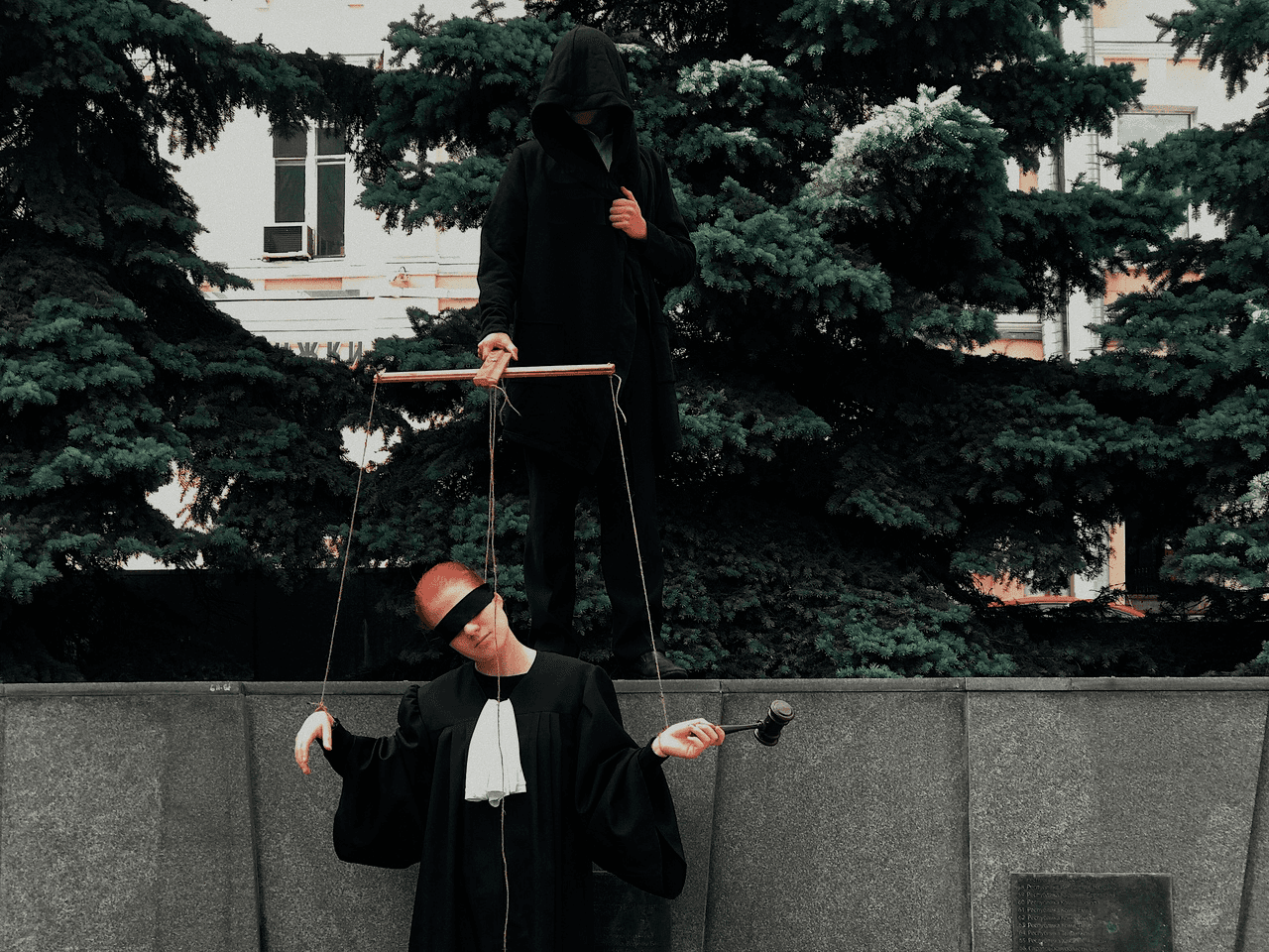 Судья в погонах. Родственники судьи Окуневой, которая примет решение по Навальному, зарабатывают на контрактах с ФСИН и спецслужбами