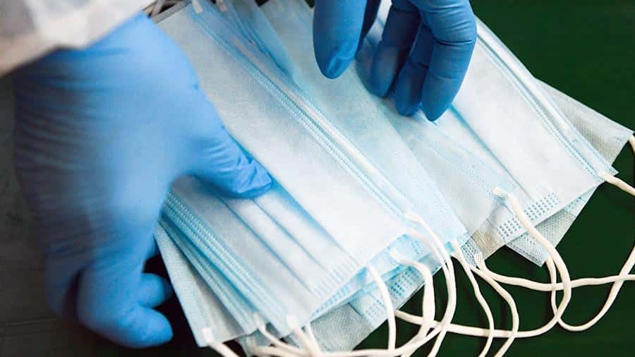 Жителям Сахалина разрешат не носить маски после прививки от коронавируса. Эксперты: это ошибка