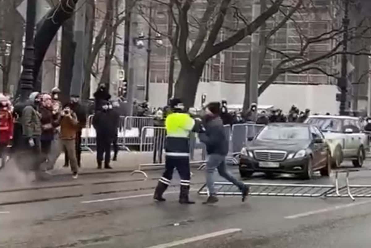 Оперативники уголовного розыска Петербурга нашли мужчину, который ударил сотрудников ДПС на Сенатской площади