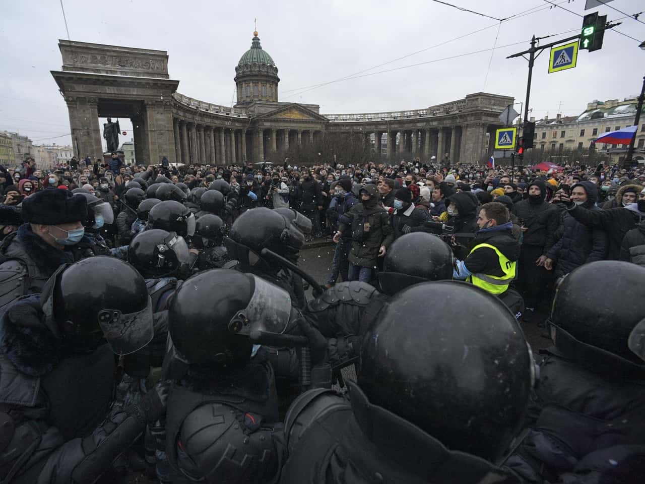  «Хороший полицейский меня не бил, а плохой наступал на ноги и выворачивал руки». Что говорят подростки, задержанные на акции в Петербурге