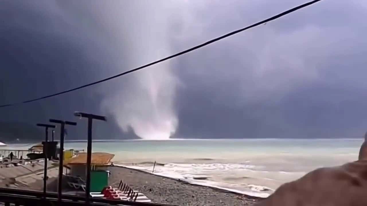 В Новороссийске образовавшийся в море смерч вышел на пляж и разрушил его — видео