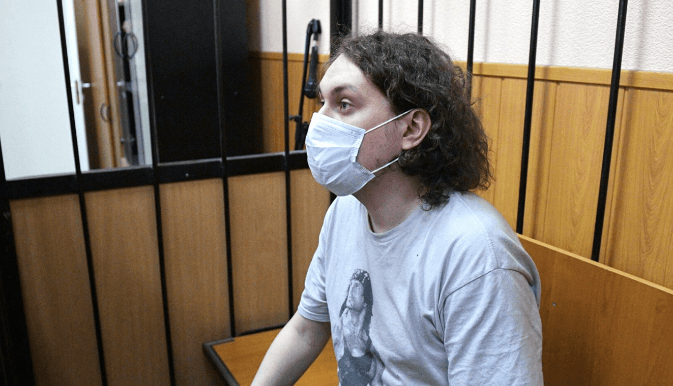 Девушка блогера Юрия Хованского заявила о краже 600 тысяч рублей во время обыска по его делу