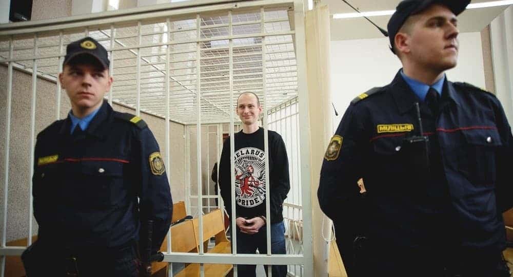 В Беларуси суд приговорил блогера Эдуарда Пальчиса к 13 годам колонии