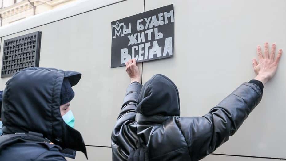 «Время от «посадим всех оппозиционеров» до «зайдем в каждую дверь» пройдет быстро» — правозащитники о ликвидации «Мемориала»