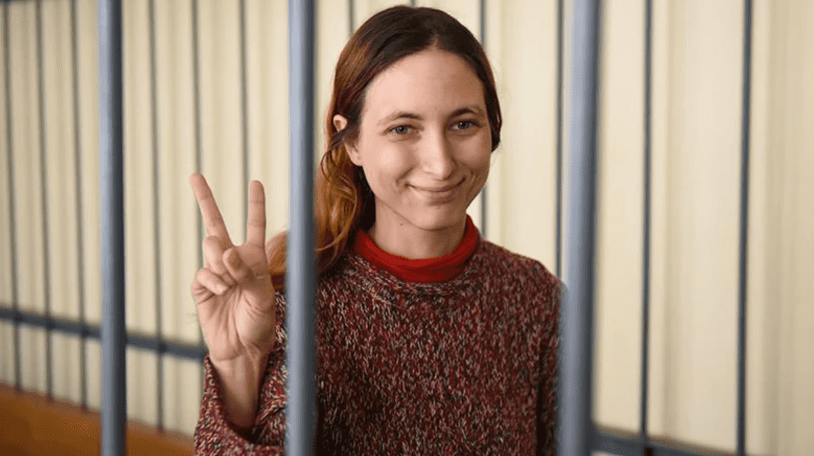 «У моих обвинителей есть власть и деньги, а у меня — доброта, эмпатия и реальная любовь». Художница Саша Скочиленко написала письмо из СИЗО 