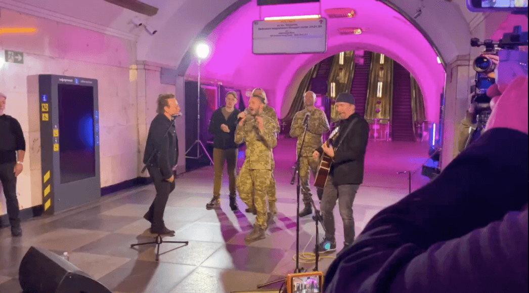 Участники группы U2 дали концерт в киевском метро