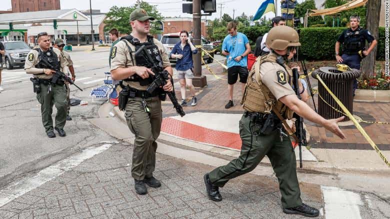В Чикаго во время парада была открыта стрельба, есть раненые и погибшие. Полиция задержала подозреваемого 