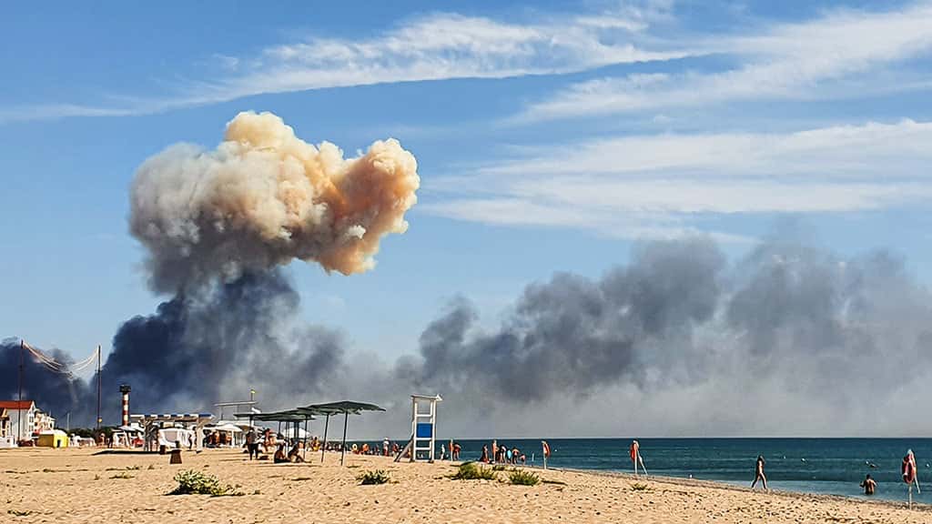 Число пострадавших в результате взрывов у аэродрома в Крыму выросло до 13