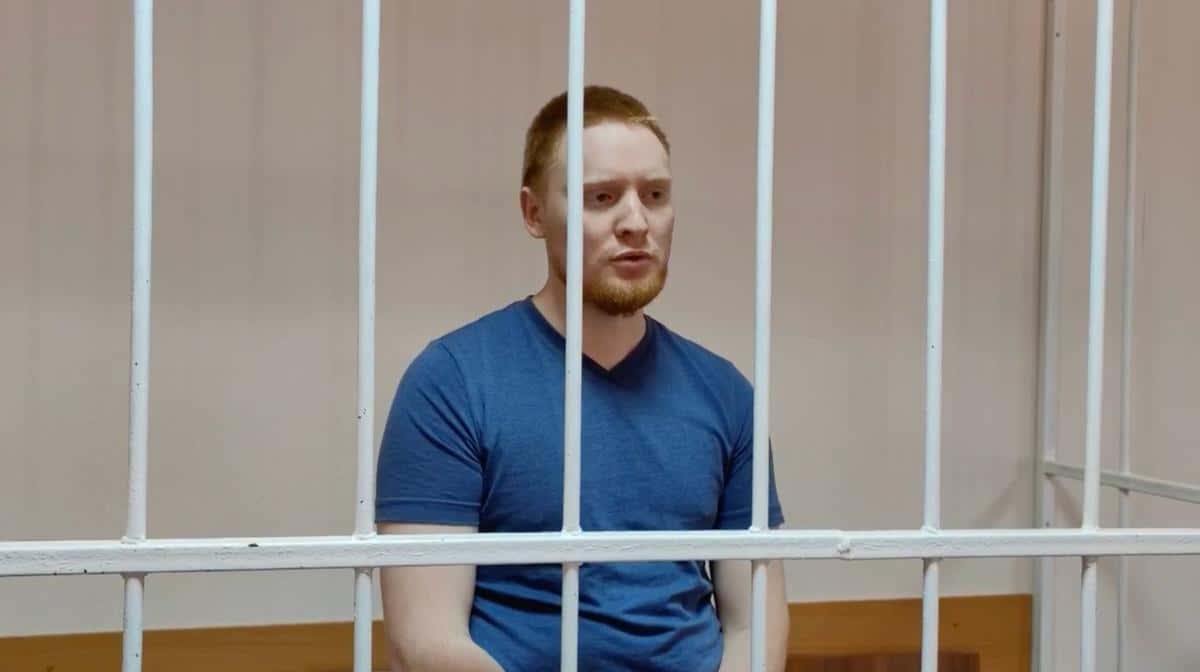 «Он сказал, что мой ответ неверный, и ток усилили». Еще один фигурант дела против уральских антифашистов рассказал о пытках 