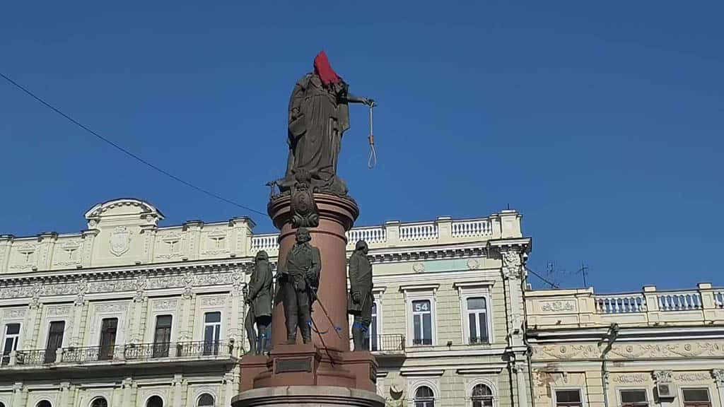 В Одессе одобрили демонтаж памятников Екатерине II и Суворову. Их уберут в музей