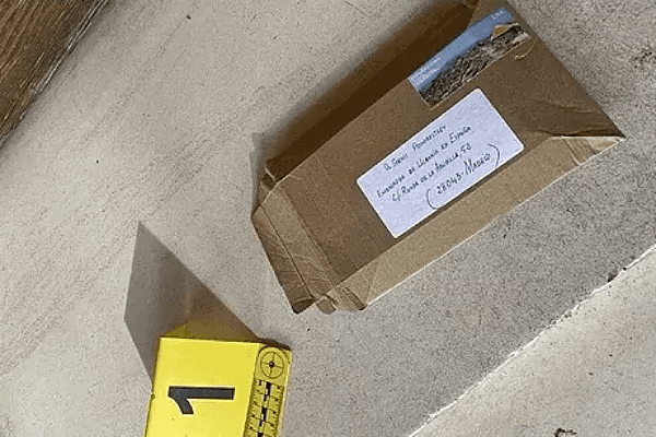 В Испании рассылают конверты с бомбами. Их получили премьер, минобороны и спутниковый центр, который работает с ВСУ