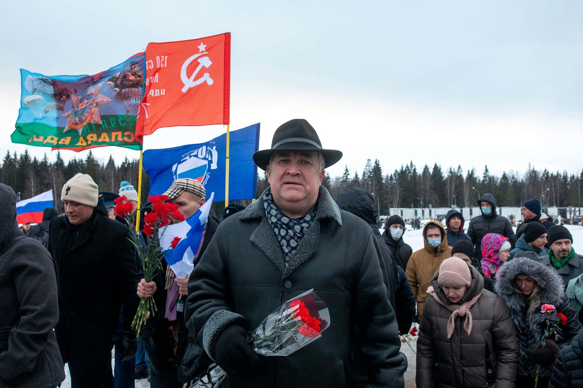 A crowd of extras attends funeral of Wagner PMC mercenary in St. Petersburg, reports Mozhem Obyasnit