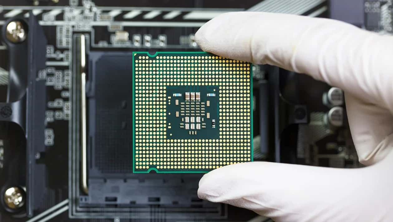 Россия в обход санкций получает чипы через Казахстан, Турцию и ОАЭ — Bloomberg