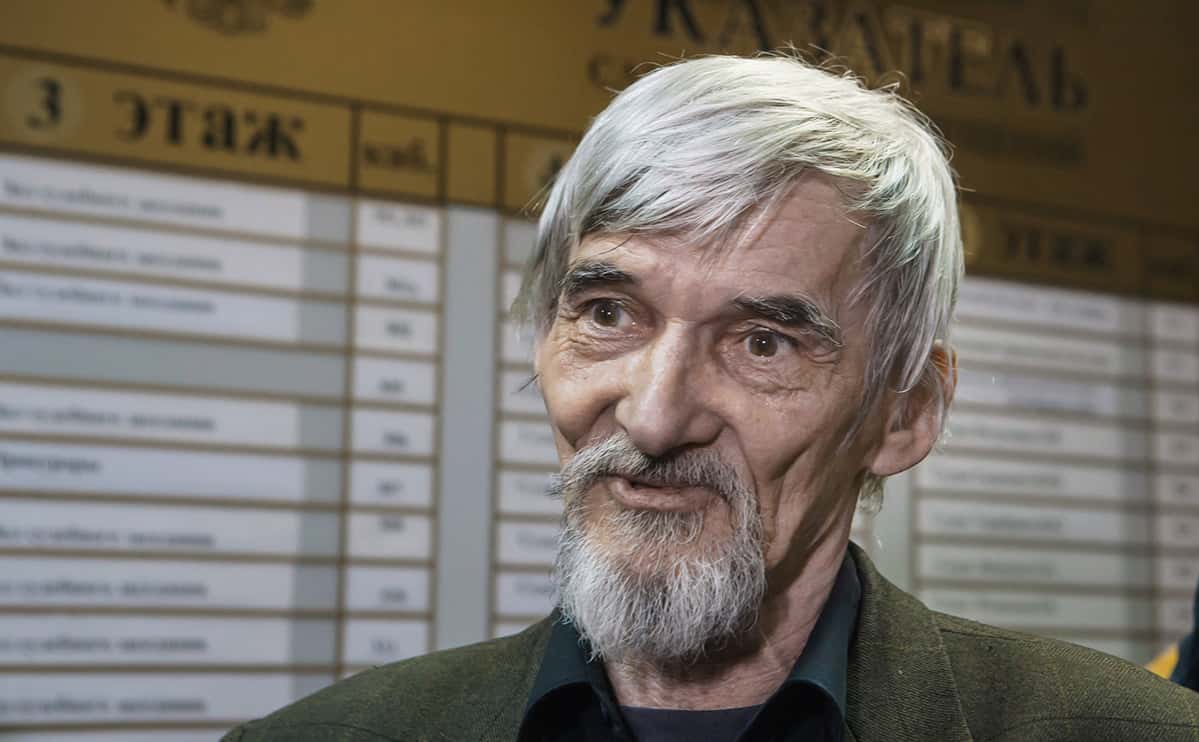 Историка Юрия Дмитриева в колонии заставили отказаться от посылки с жизненно необходимыми вещами и продуктами в обмен на очки