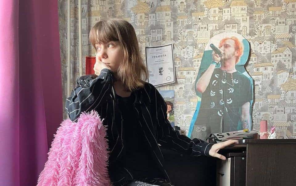 «Ее проблемы лягут на младшую дочь». Следствие угрожает семье уехавшей из России студентки Олеси Кривцовой