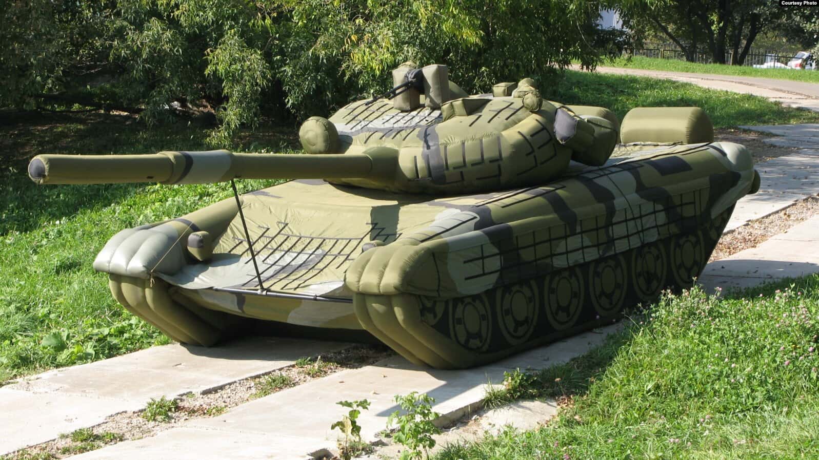 Военное надувательство. Сын поставщика муляжей для российской армии уехал в Европу и стал производить их для НАТО