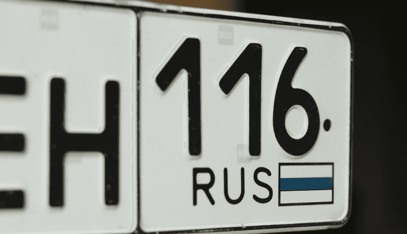 В Москве двух женщин проверяют на «пропаганду экстремизма» из-за выцветшего флага на автомобильных номерах