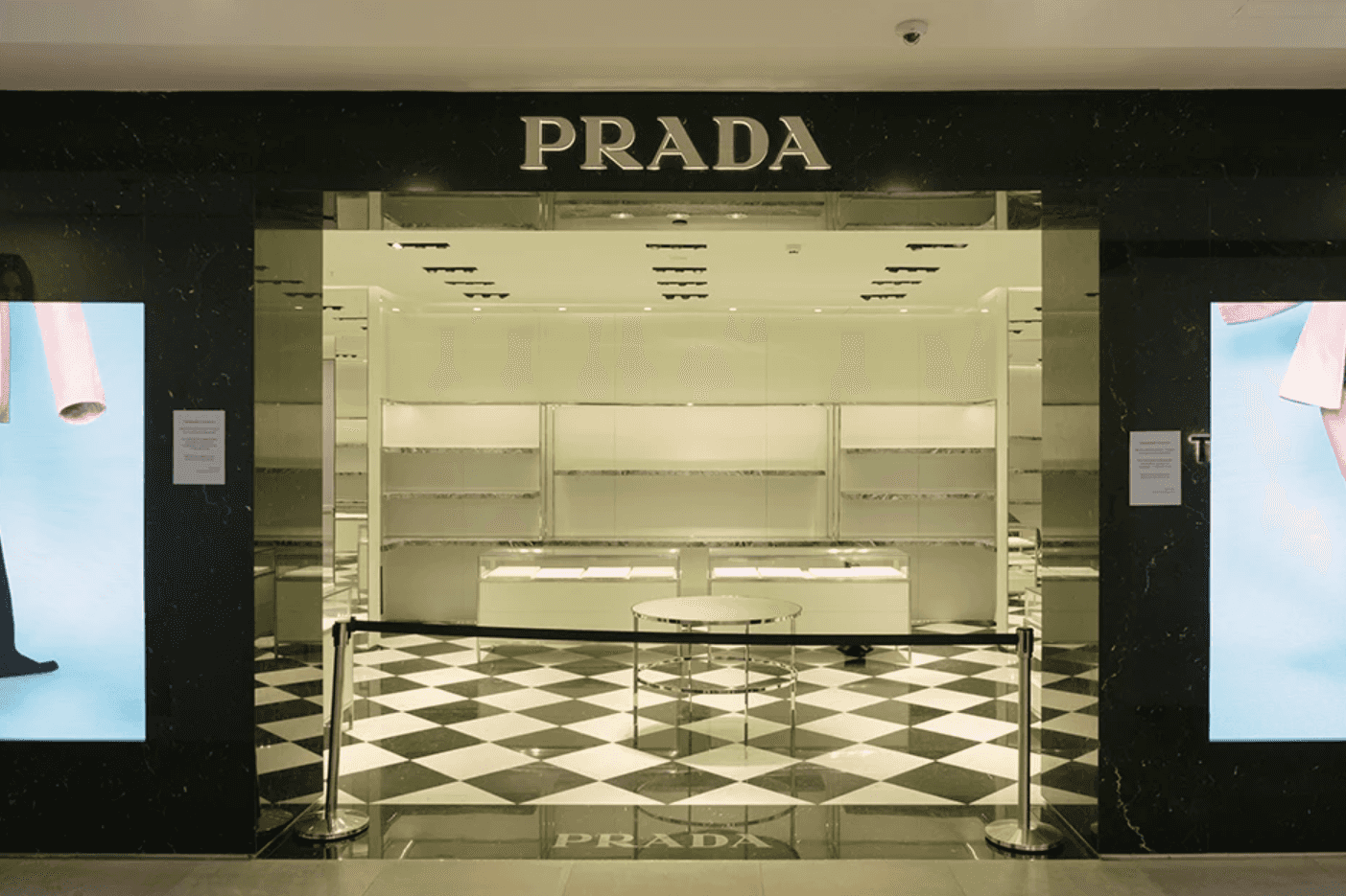 Пусто и грустно. Как война изменила индустрию торговых центров в России