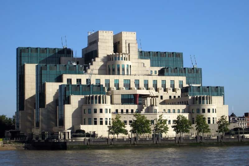 Глава британской разведки MI6 предложил россиянам стать ее агентами, чтобы положить конец войне