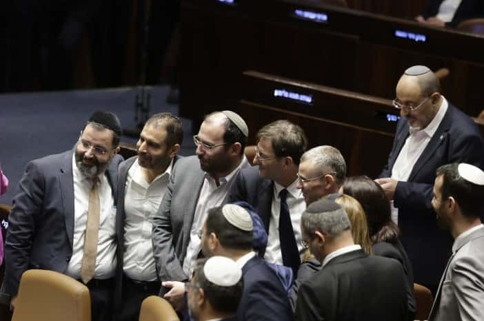 Кнессет принял законопроект, ограничивающий контроль Верховного суда над правительством Израиля. Оппозиция бойкотировала голосование