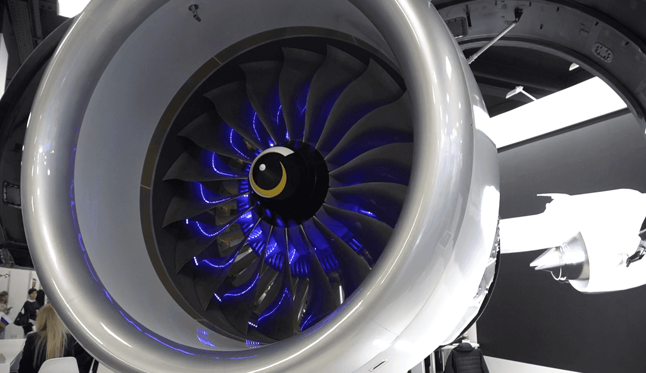 «Испытания SJ-100 с двигателем РФ проводят на прежнем моторе. Осваивают деньги на сертификацию того, что не пойдет в серию» — авиаэксперт