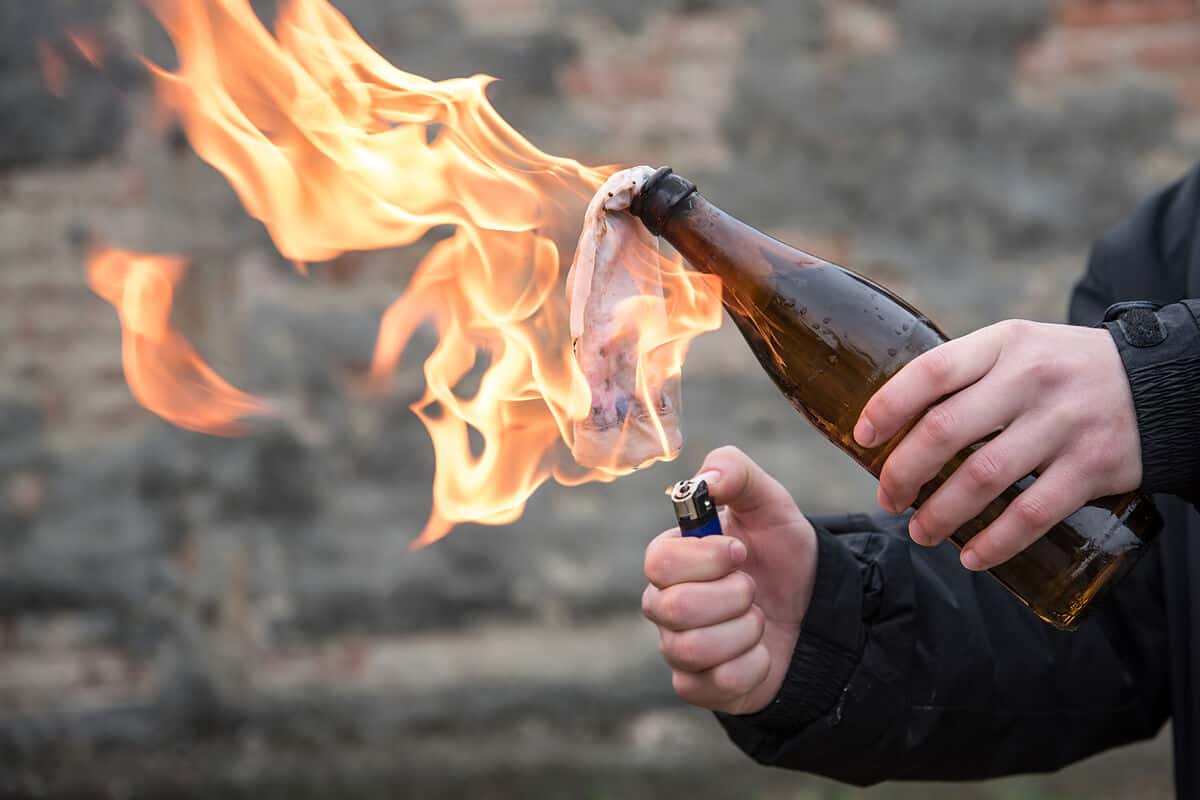 Группа туристов в Крыму задержала учительницу русского языка и литературы за попытку поджога военкомата — Baza