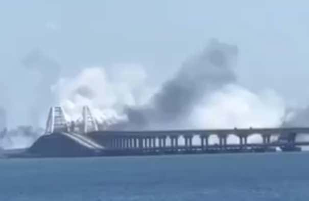 Над Крымским мостом сбиты две ракеты, заявили «власти» аннексированного полуострова