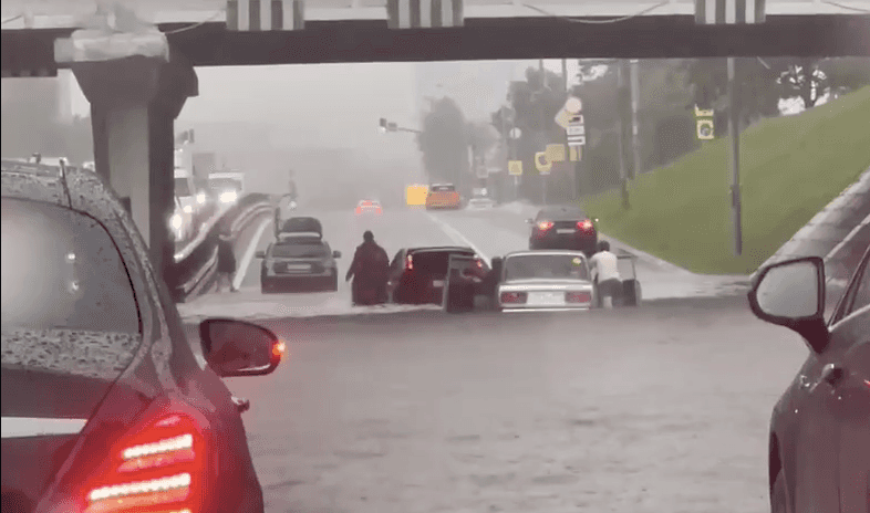 Из-за ливня в Москве затопило несколько ТЦ, новую станцию БКЛ, концертный зал VK Stadium и склад Wildberries
