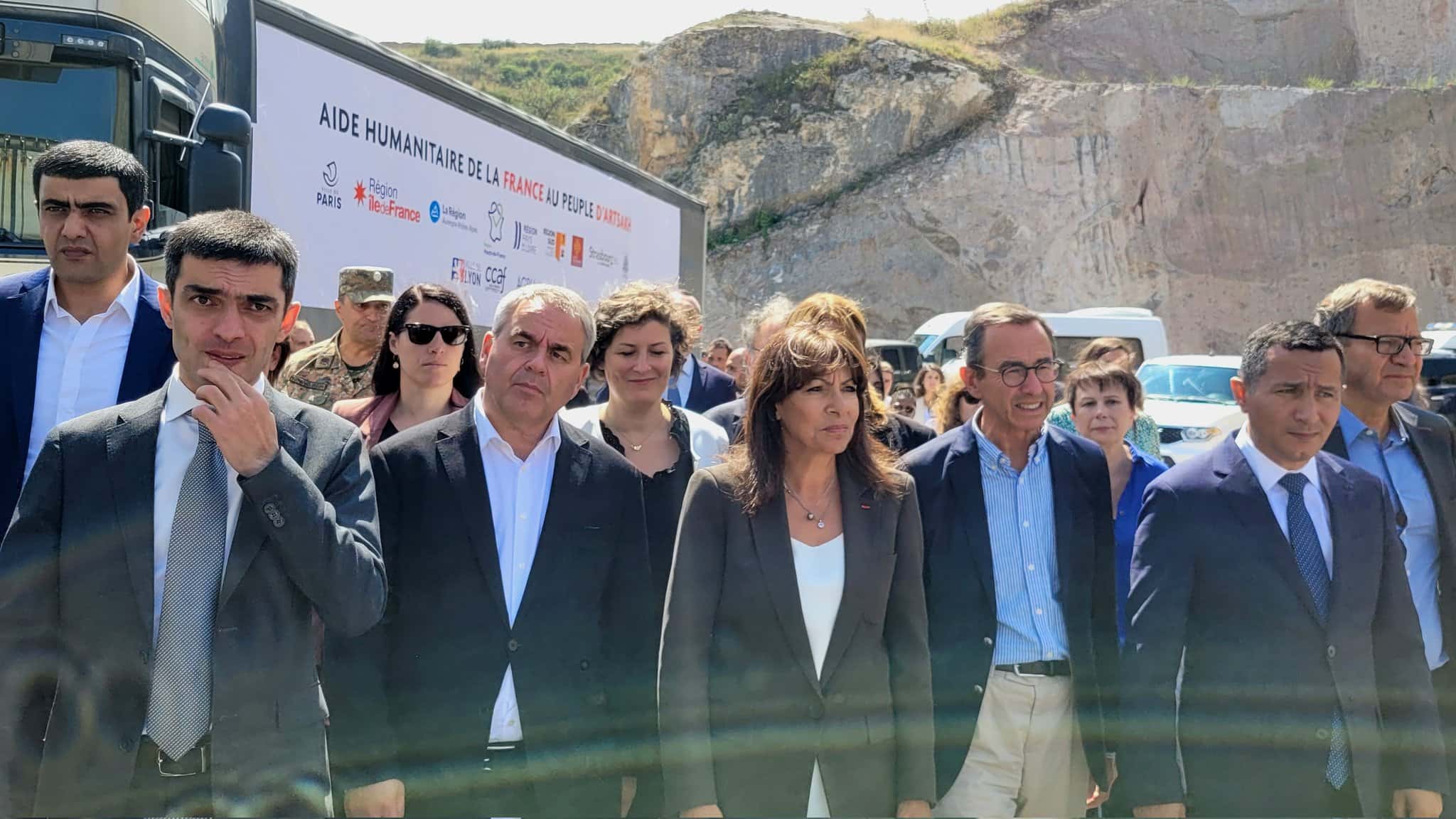 Мэр Парижа возглавила гуманитарный конвой для Карабаха. Власти Азербайджана его не пропустили, продолжая утверждать, что блокады нет