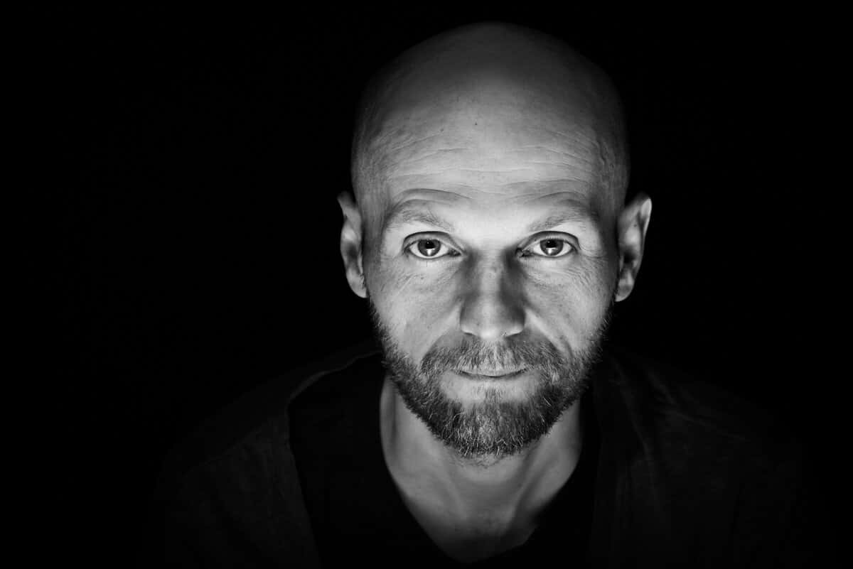 Суд в Москве заочно приговорил к 8 годам колонии режиссера Ивана Вырыпаева по делу о «фейках» про армию РФ