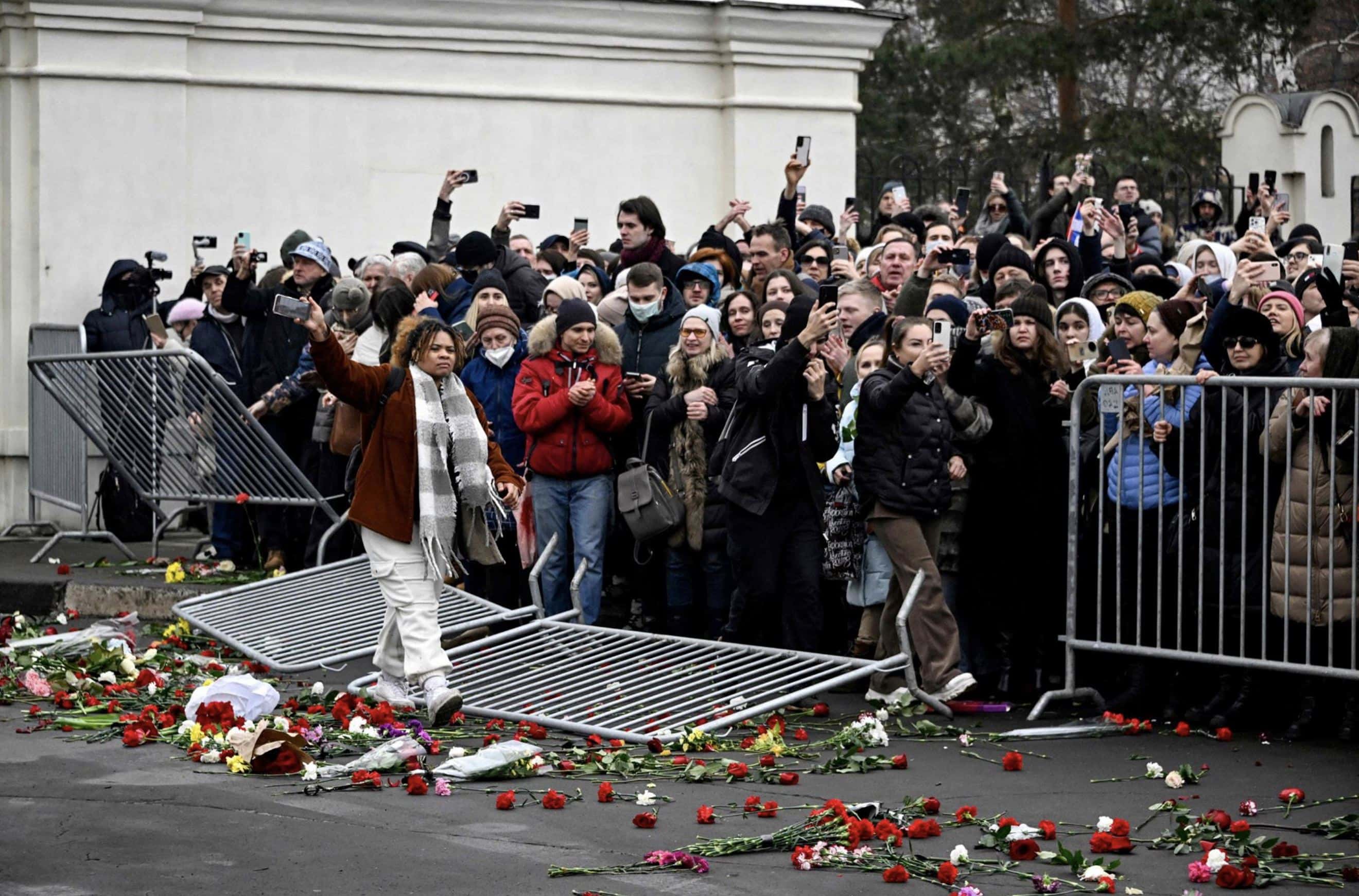 Тысячи людей, задержания, отключение интернета и молчание федеральных каналов. Как в Москве прошли похороны Навального