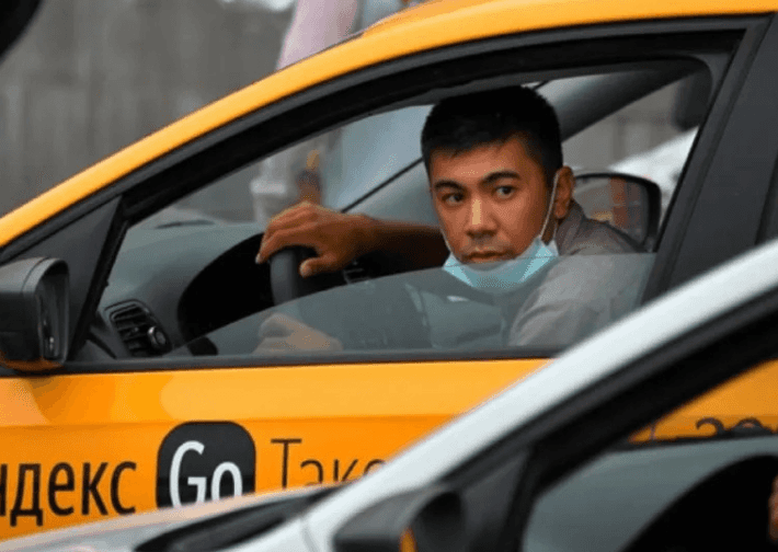 «Запрет трудовым мигрантам работать в такси приведет к увеличению стоимости услуг и развитию нелегального рынка» — эксперт