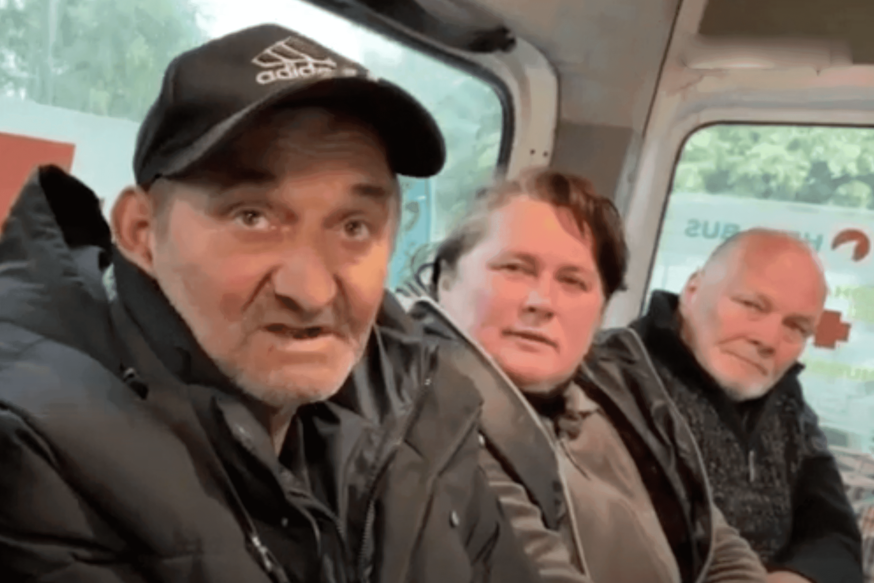 Эвакуированные с севера Харьковщины рассказали, как россияне держали их в подвале. Одному из спасшихся отстрелили палец