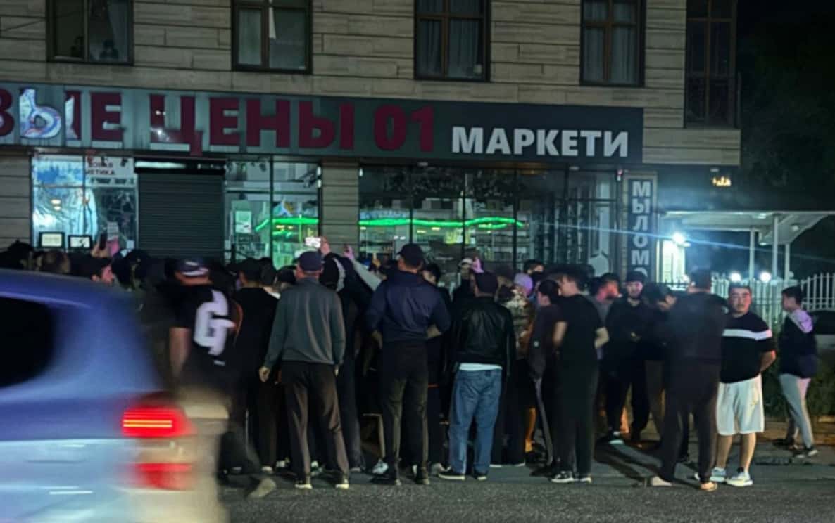 В Бишкеке около тысячи человек вышли на улицы из-за драки с иностранцами в одном из хостелов