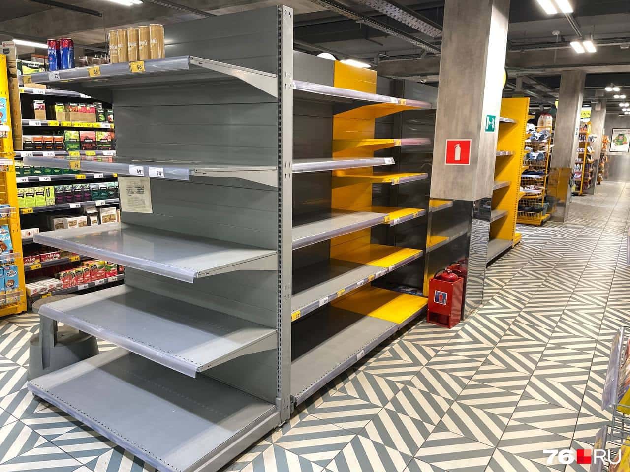 В трех регионах России начался дефицит товаров в торговой сети «Пятерочка». Причина — массовая депортация мигрантов из России