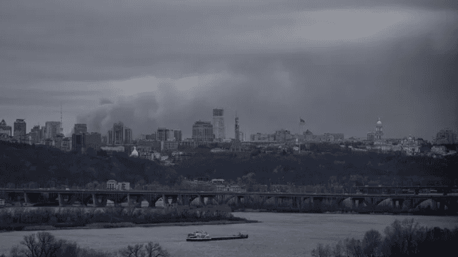 Российские военные нанесли массированный ракетный удар по украинским городам. В стране объявлена воздушная тревога 