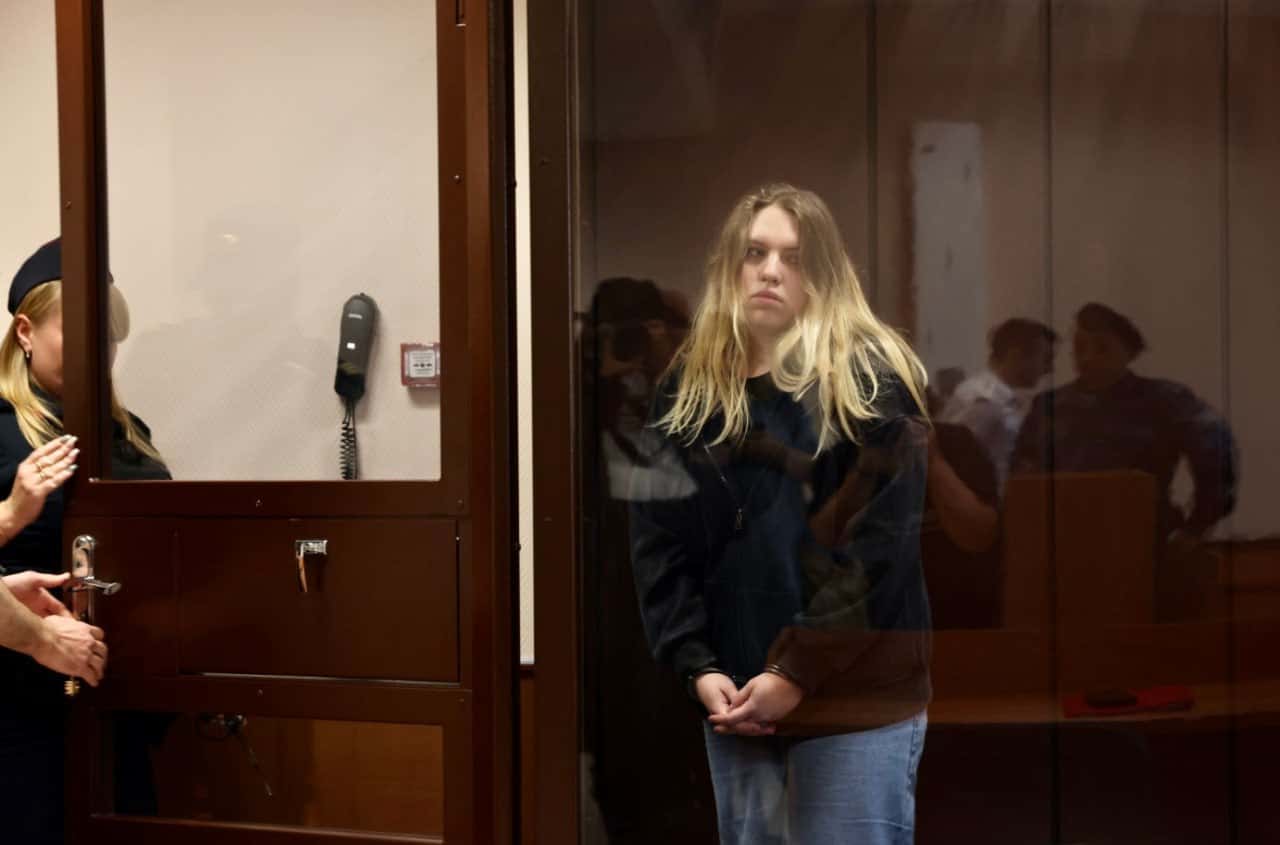 Москвичку, вылившую зеленку в урну для голосования на президентских выборах, приговорили к году колонии-поселения и освободили в зале суда