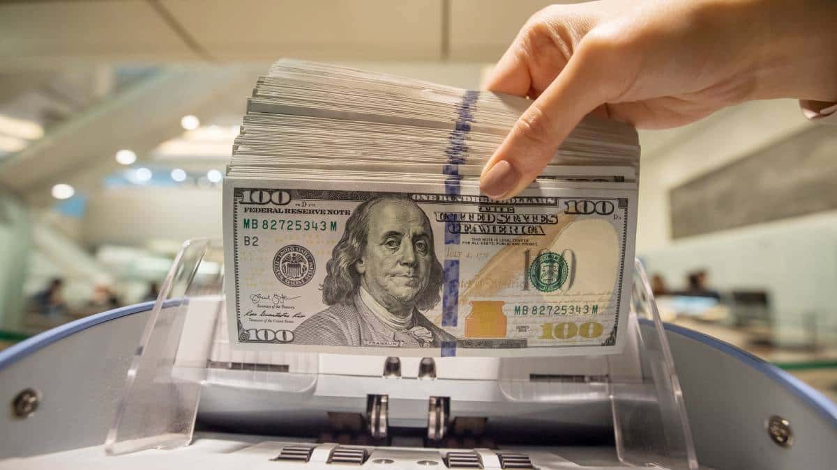 Уменьшение обязательной продажи валюты экспортерами приведет к повышению ее курса. Это нужно для сокращения расходов бюджета РФ — экономисты