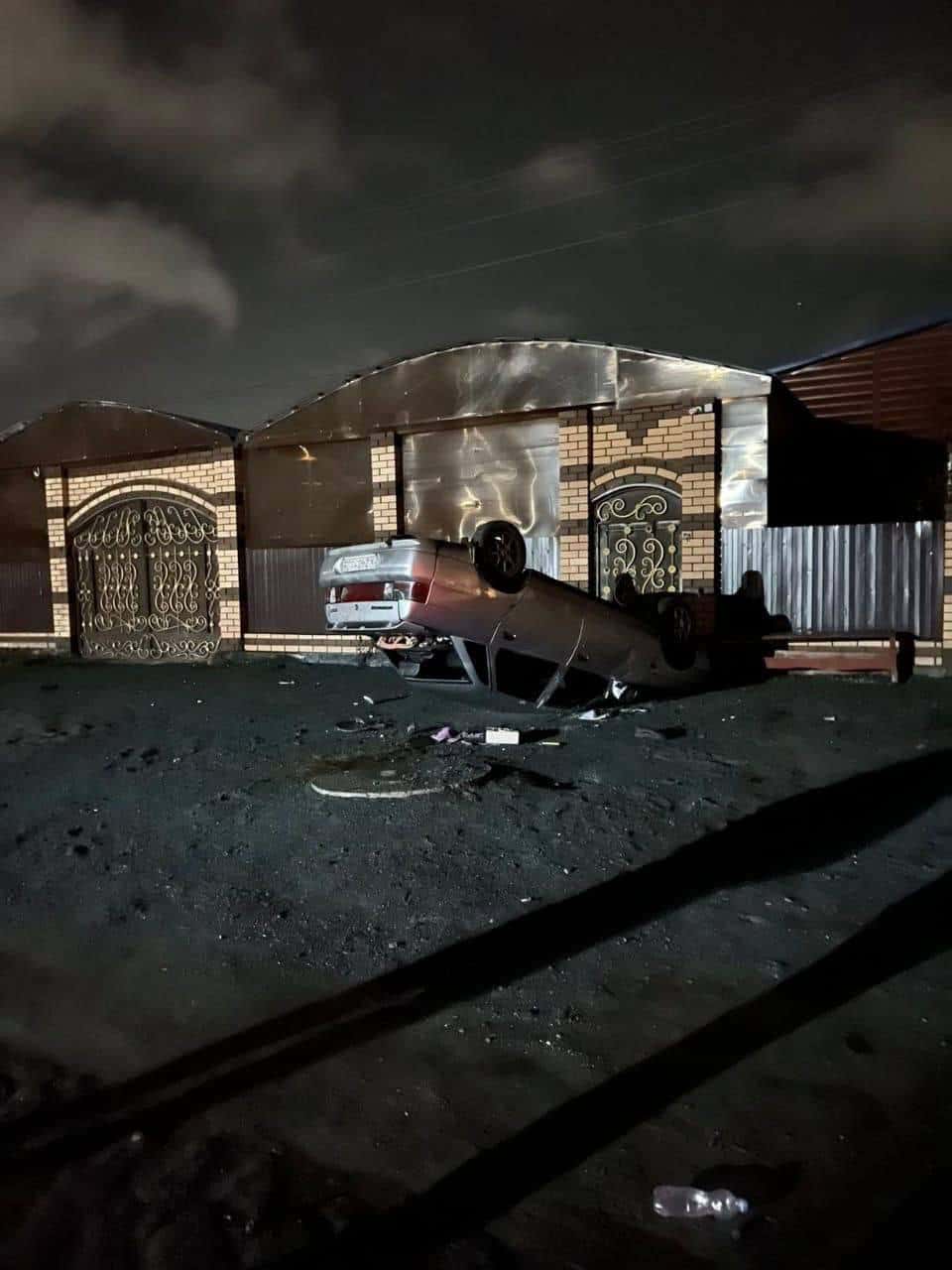 В Коркино поджигают и переворачивают машины, которые толпа считает «цыганскими». В город прибывают дополнительные силы Росгвардии