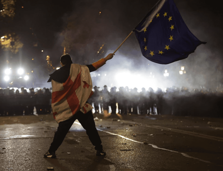 В Тбилиси разогнали часть протестующих с помощью слезоточивого газа, демонстранты в ответ применили самодельные пулеметы из фейерверков 