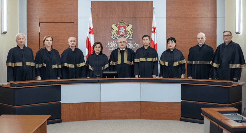 Конституционный суд Грузии отказался принять к рассмотрению иски президента и оппозиции, оспаривающие результаты парламентских выборов