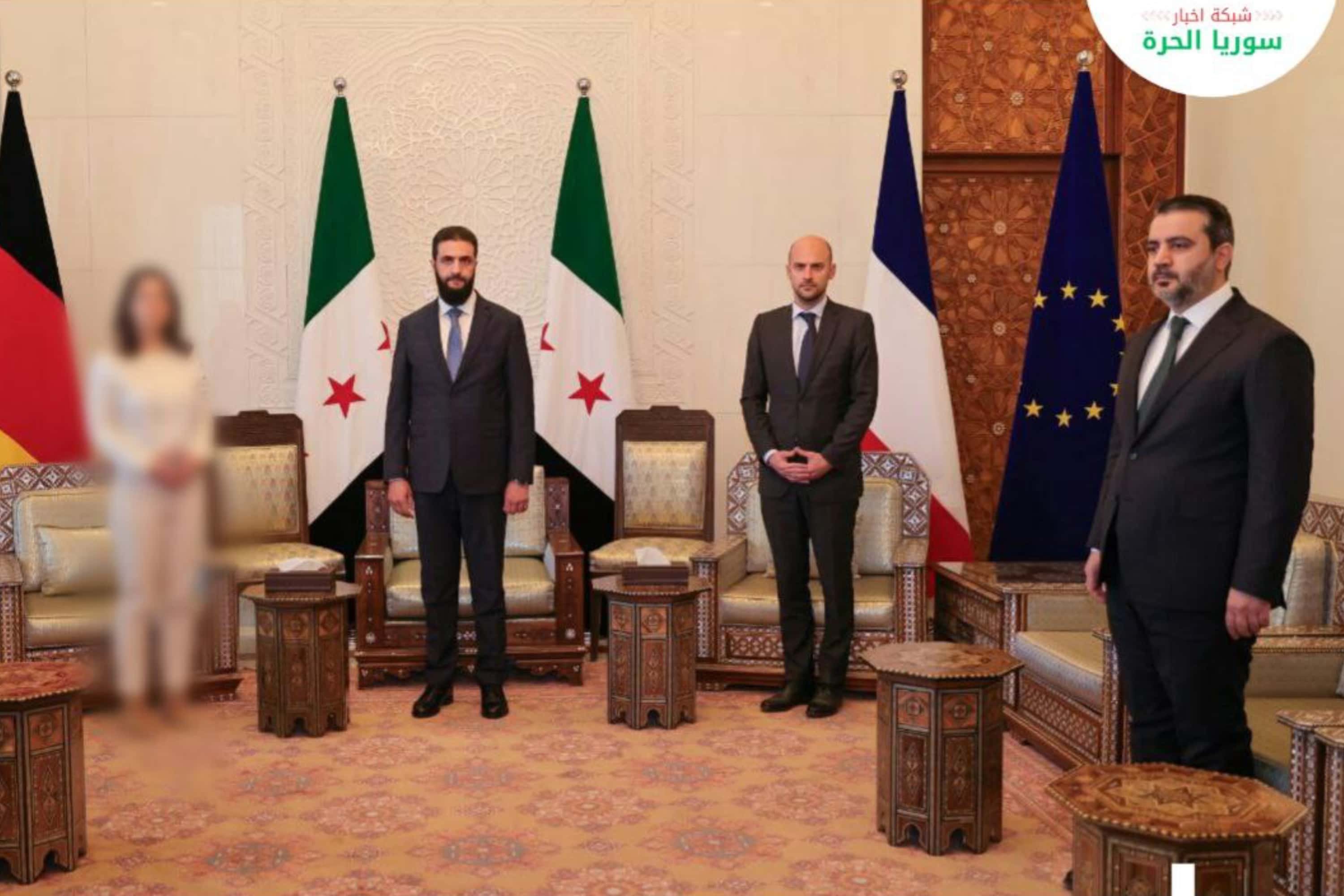 Главу МИД Германии Анналену Бербок размыли на фото встречи с новыми властями Сирии. Ранее на встрече лидер ХТШ не подал ей руку