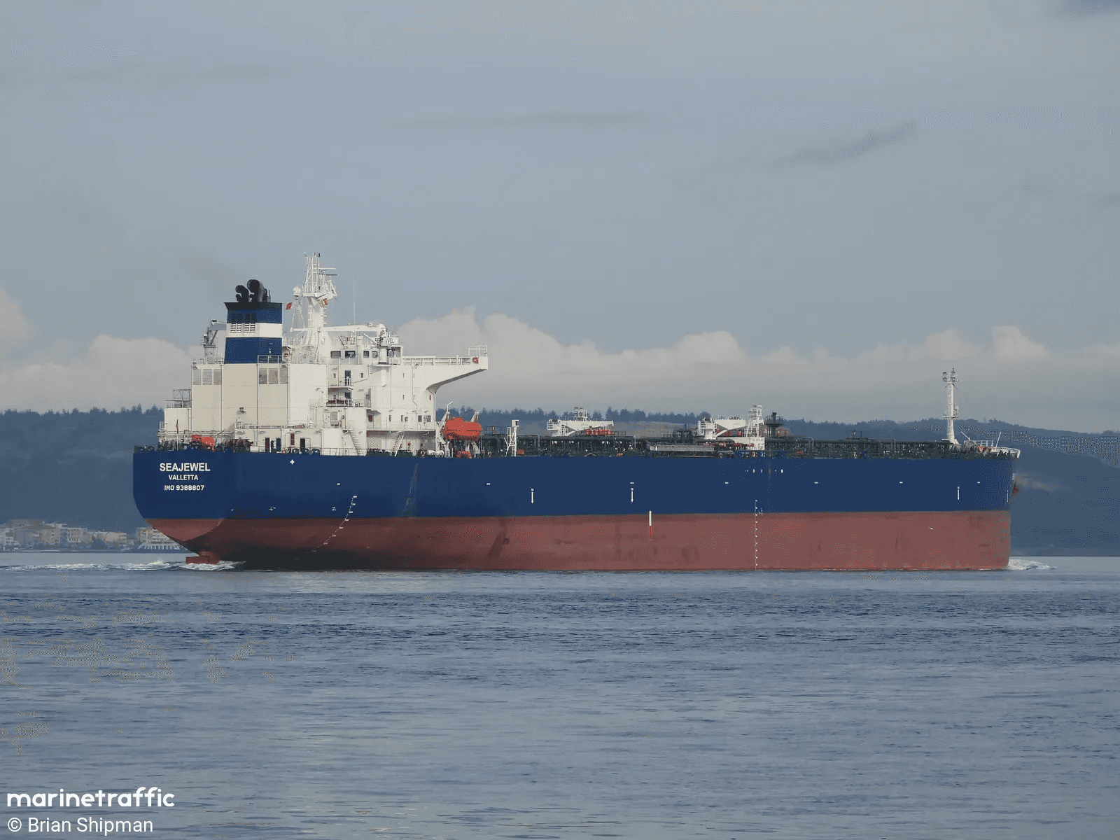 Взрывы произошли на танкере Seajewel, пришвартованном в порту Италии. Ранее его относили к российскому теневому флоту 